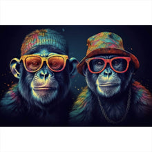Lade das Bild in den Galerie-Viewer, Leinwandbild Zwei Affen mit Sonnenbrillen und bunten Hüten Querformat