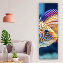 Lade das Bild in den Galerie-Viewer, Poster Zwei bunte Fische im klaren Wasser Panorama Hoch
