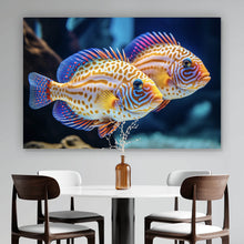 Lade das Bild in den Galerie-Viewer, Aluminiumbild Zwei bunte Fische im klaren Wasser Querformat