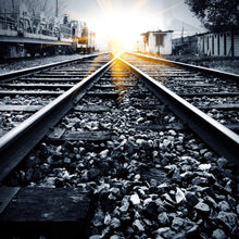 Lade das Bild in den Galerie-Viewer, Leinwandbild Sonnenuntergang auf Bahngleisen Quadrat