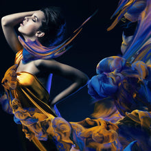 Lade das Bild in den Galerie-Viewer, Leinwandbild Sinnliche Frau in Farbwellen Quadrat