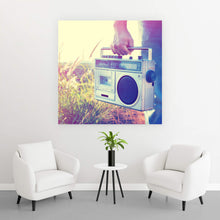 Lade das Bild in den Galerie-Viewer, Spannrahmenbild Mann mit Vintage Radio Quadrat