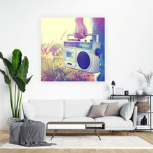 Lade das Bild in den Galerie-Viewer, Poster Mann mit Vintage Radio Quadrat