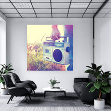Lade das Bild in den Galerie-Viewer, Leinwandbild Mann mit Vintage Radio Quadrat