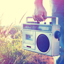 Lade das Bild in den Galerie-Viewer, Poster Mann mit Vintage Radio Quadrat