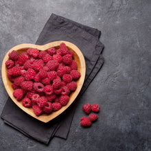 Lade das Bild in den Galerie-Viewer, Leinwandbild Frische Himbeeren in Herzform Quadrat