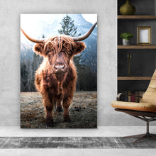 Lade das Bild in den Galerie-Viewer, Leinwandbild Hochlandrind im Tal Hochformat