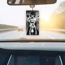 Lade das Bild in den Galerie-Viewer, Duftbaum Frau auf Toilette