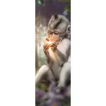 Lade das Bild in den Galerie-Viewer, Spannrahmenbild Affe mit Schmetterling Panorama Hoch