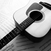 Lade das Bild in den Galerie-Viewer, Spannrahmenbild Akustik Gitarre auf Noten Quadrat
