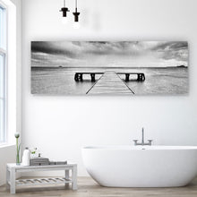 Lade das Bild in den Galerie-Viewer, Leinwandbild Alter Holzsteg im Regen Panorama