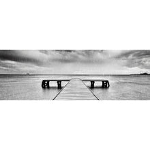 Lade das Bild in den Galerie-Viewer, Leinwandbild Alter Holzsteg im Regen Panorama