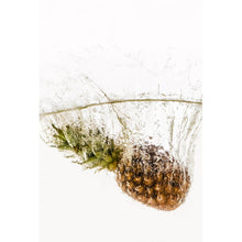 Lade das Bild in den Galerie-Viewer, Spannrahmenbild Ananas im Wasser Hochformat