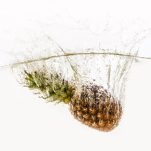 Lade das Bild in den Galerie-Viewer, Leinwandbild Ananas im Wasser Quadrat