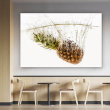 Lade das Bild in den Galerie-Viewer, Leinwandbild Ananas im Wasser Querformat