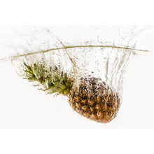 Lade das Bild in den Galerie-Viewer, Leinwandbild Ananas im Wasser Querformat