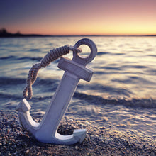 Lade das Bild in den Galerie-Viewer, Aluminiumbild gebürstet Anker am Strand Quadrat
