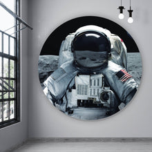 Lade das Bild in den Galerie-Viewer, Aluminiumbild gebürstet Astronaut auf dem Mond Kreis