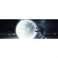 Lade das Bild in den Galerie-Viewer, Poster Astronaut der den Mond rollt Panorama