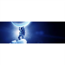 Lade das Bild in den Galerie-Viewer, Poster Astronaut der den Mond trägt Panorama
