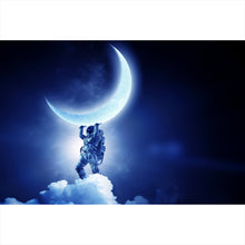 Lade das Bild in den Galerie-Viewer, Spannrahmenbild Astronaut der den Mond trägt Querformat