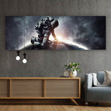 Lade das Bild in den Galerie-Viewer, Spannrahmenbild Astronaut touch the World Panorama