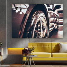 Lade das Bild in den Galerie-Viewer, Poster Auto im Showroom Querformat