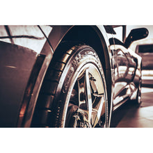 Lade das Bild in den Galerie-Viewer, Leinwandbild Auto im Showroom Querformat