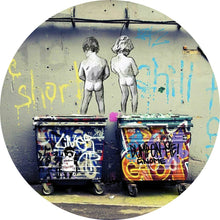 Lade das Bild in den Galerie-Viewer, Aluminiumbild gebürstet Banksy - Life is short Kreis