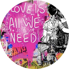 Lade das Bild in den Galerie-Viewer, Aluminiumbild gebürstet Banksy - Love is all we need Kreis
