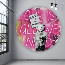 Lade das Bild in den Galerie-Viewer, Aluminiumbild gebürstet Banksy - Love is the answer No.2 Kreis