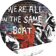 Lade das Bild in den Galerie-Viewer, Aluminiumbild gebürstet Banksy - We're all in the same boat Kreis