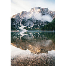 Lade das Bild in den Galerie-Viewer, Spannrahmenbild Berg gespiegelt im See Hochformat