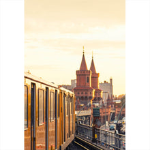 Lade das Bild in den Galerie-Viewer, Spannrahmenbild Berlin bei Sonnenaufgang Hochformat