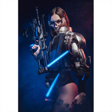 Lade das Bild in den Galerie-Viewer, Aluminiumbild gebürstet Bewaffnete sexy Frau Hochformat