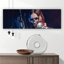 Lade das Bild in den Galerie-Viewer, Aluminiumbild gebürstet Bewaffnete sexy Frau Panorama