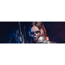 Lade das Bild in den Galerie-Viewer, Aluminiumbild Bewaffnete sexy Frau Panorama