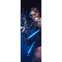 Lade das Bild in den Galerie-Viewer, Aluminiumbild Bewaffnete sexy Frau Panorama Hoch