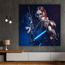 Lade das Bild in den Galerie-Viewer, Aluminiumbild Bewaffnete sexy Frau Quadrat