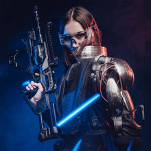 Lade das Bild in den Galerie-Viewer, Aluminiumbild gebürstet Bewaffnete sexy Frau Quadrat