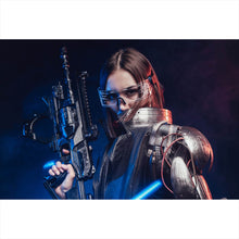 Lade das Bild in den Galerie-Viewer, Aluminiumbild Bewaffnete sexy Frau Querformat