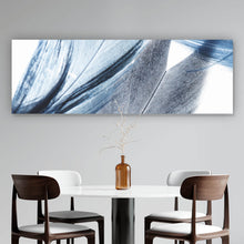Lade das Bild in den Galerie-Viewer, Poster Blaue Federn auf weißem Hintergrund Panorama