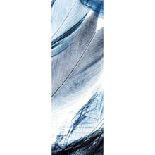 Lade das Bild in den Galerie-Viewer, Aluminiumbild gebürstet Blaue Federn auf weißem Hintergrund Panorama Hoch