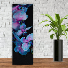 Lade das Bild in den Galerie-Viewer, Spannrahmenbild Blaue Orchidee auf schwarzem Hintergrund Panorama Hoch