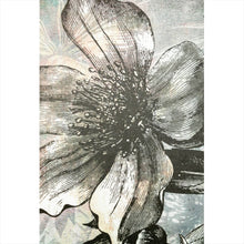 Lade das Bild in den Galerie-Viewer, Leinwandbild Blüte in grau Tönen Hochformat