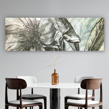 Lade das Bild in den Galerie-Viewer, Leinwandbild Blüte in grau Tönen Panorama