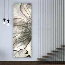 Lade das Bild in den Galerie-Viewer, Poster Blüte in grau Tönen Panorama Hoch