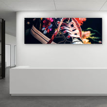 Lade das Bild in den Galerie-Viewer, Spannrahmenbild Blumiger Boho Turnschuh Panorama