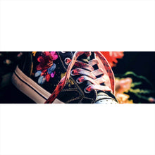 Lade das Bild in den Galerie-Viewer, Spannrahmenbild Blumiger Boho Turnschuh Panorama