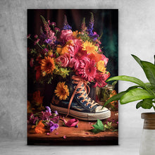 Lade das Bild in den Galerie-Viewer, Leinwandbild Blumiger Jeans Turnschuh Hochformat